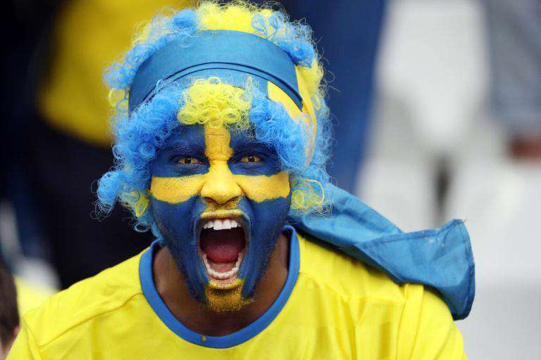 تصویر جالب یکی از طرفداران تیم سوئد در یورو 2016 فرانسه l بازی سوئد و ایرلند
